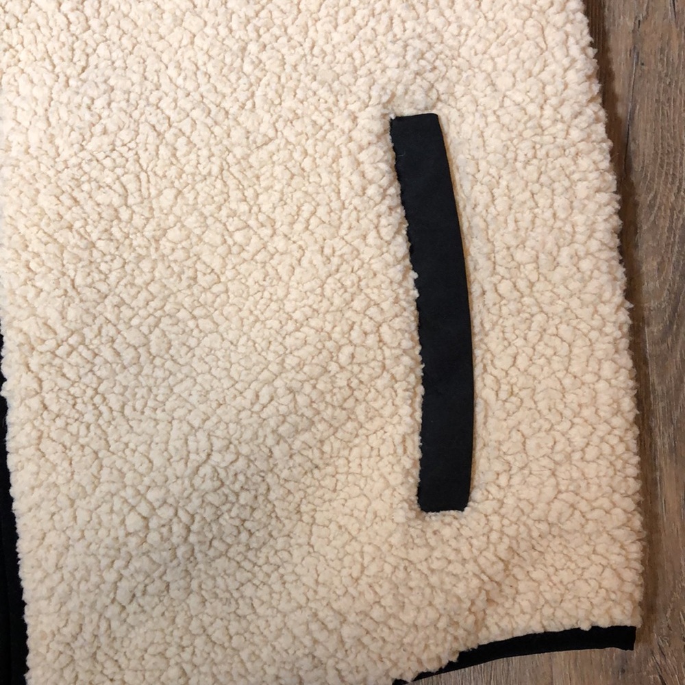 Old Navy Unisex Sherpa Zip Vest - Picture 15 of 17